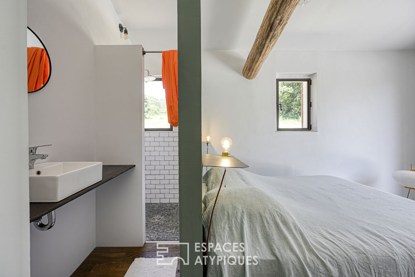 Simplicity and modernity with a panoramic view of the Luberon