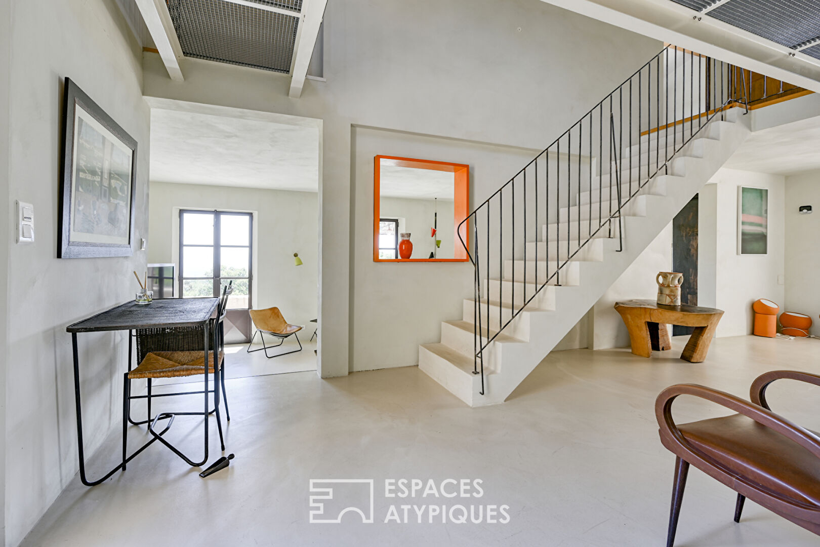 Simplicity and modernity with a panoramic view of the Luberon