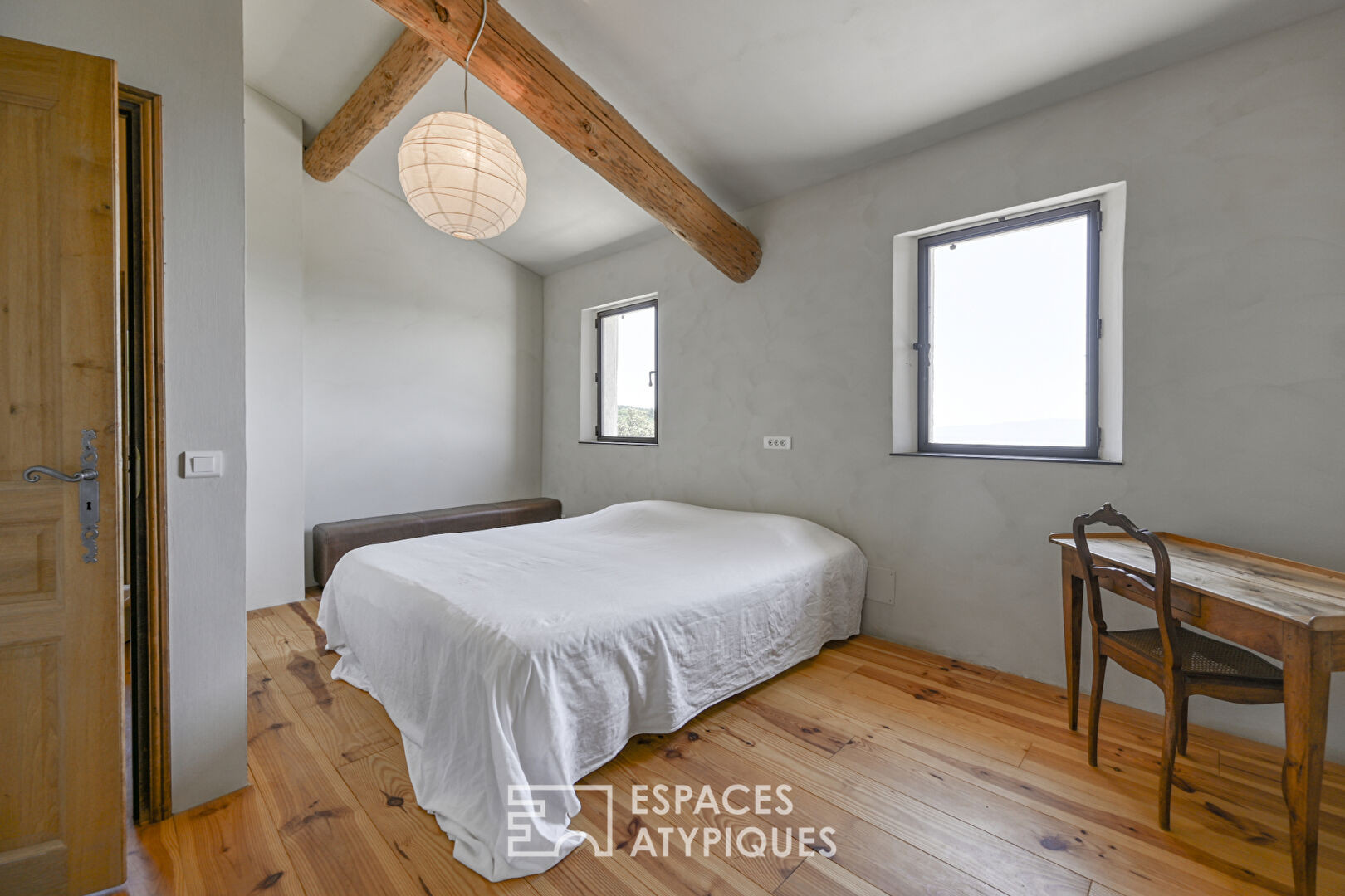 Simplicity and modernity with a panoramic view of the Luberon