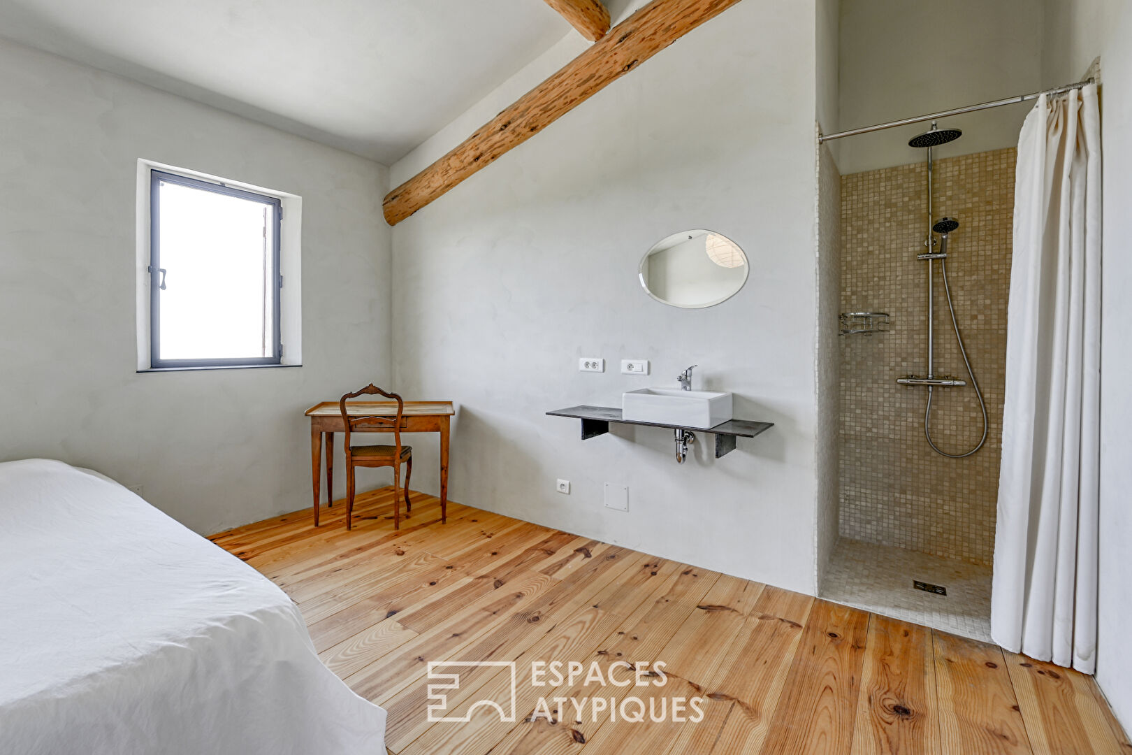 Simplicity and modernity with a panoramic view of the Luberon