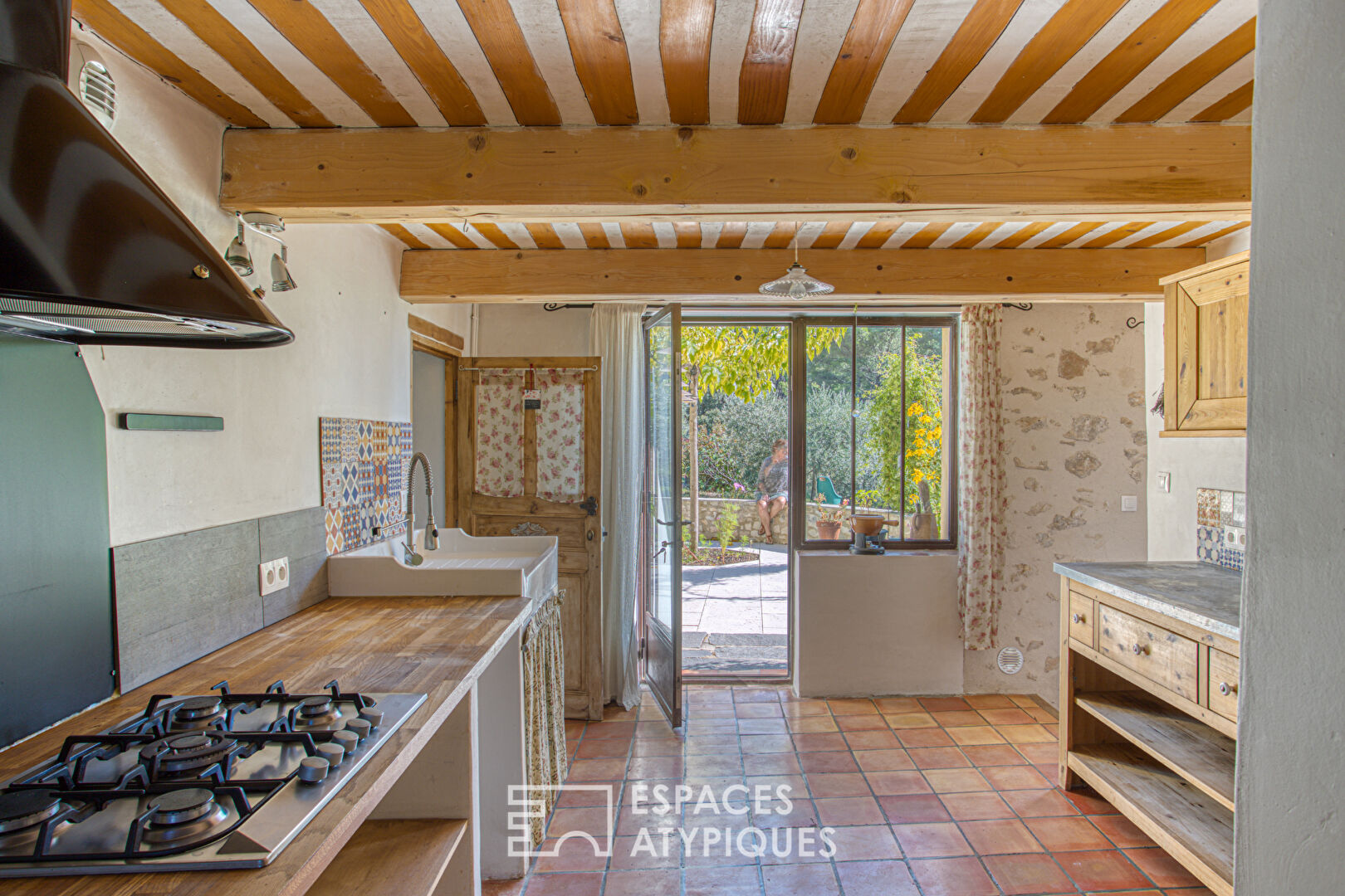 Deux maisons en pierre au sein d’une oliveraie