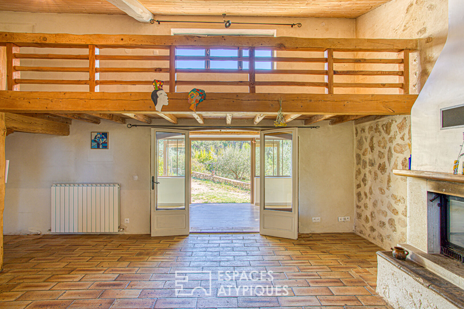 Deux maisons en pierre au sein d’une oliveraie