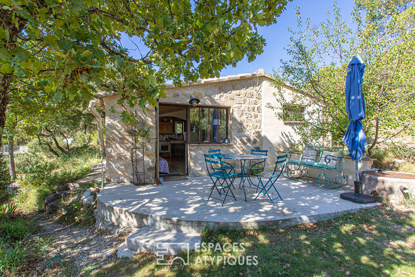 Deux maisons en pierre au sein d’une oliveraie