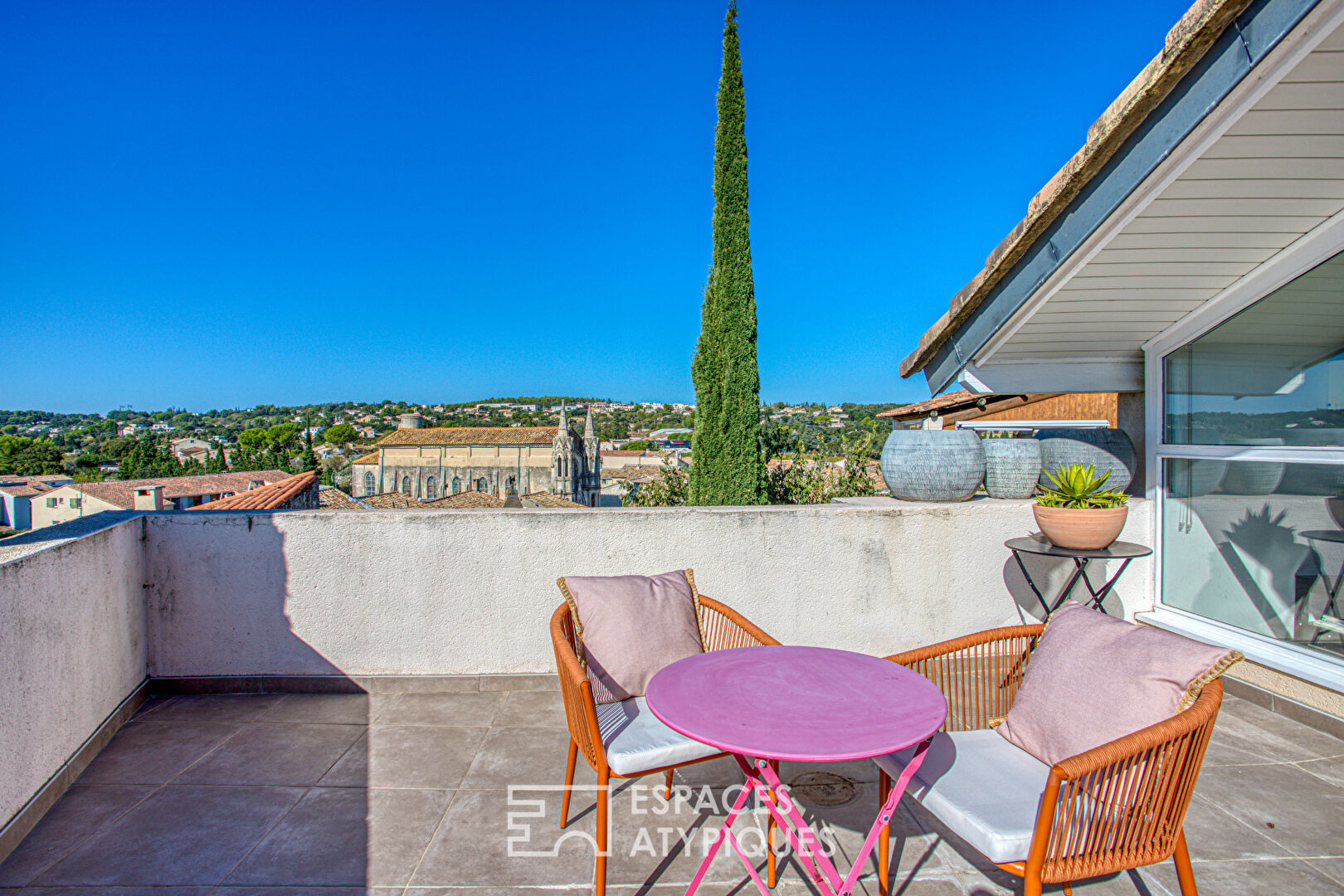 Maison-cocon bien singulière et ses terrasses panoramiques