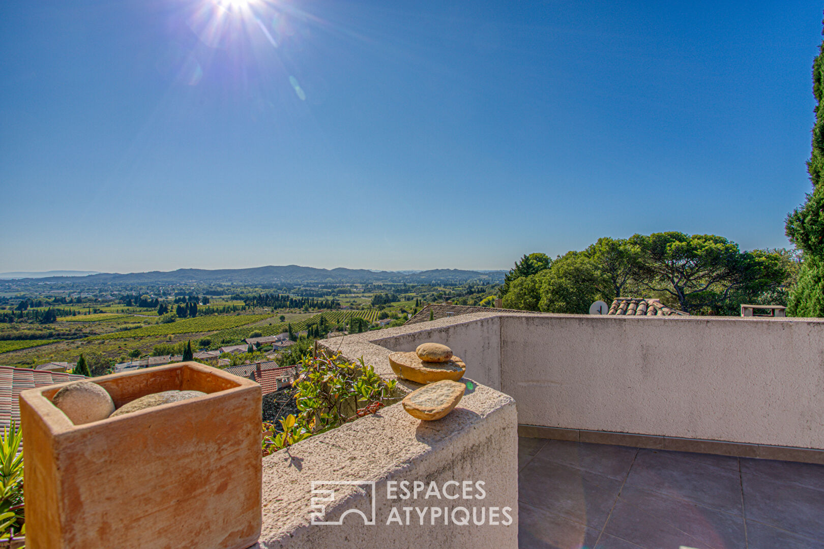 Maison-cocon bien singulière et ses terrasses panoramiques