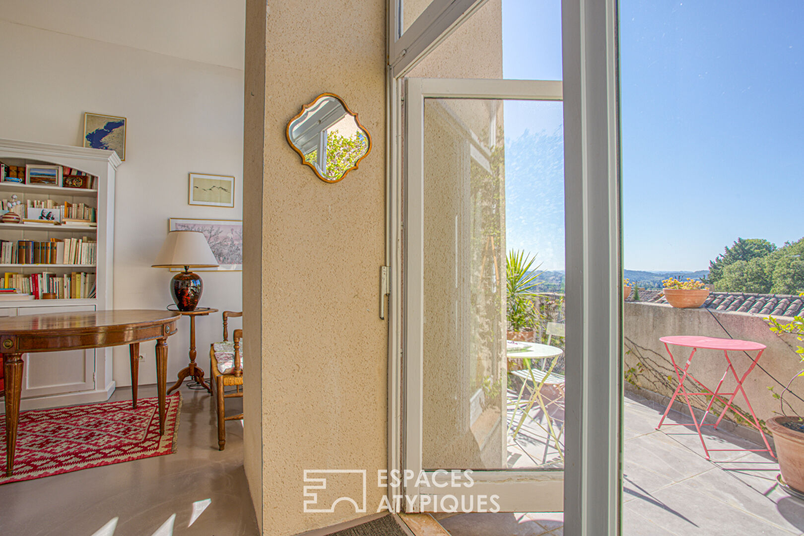 Maison-cocon bien singulière et ses terrasses panoramiques