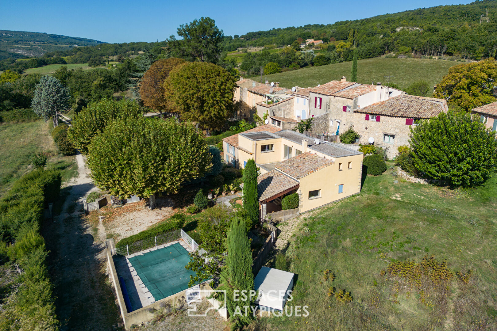Charming hamlet house facing the great Luberon