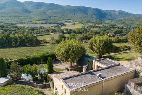 Charming hamlet house facing the great Luberon