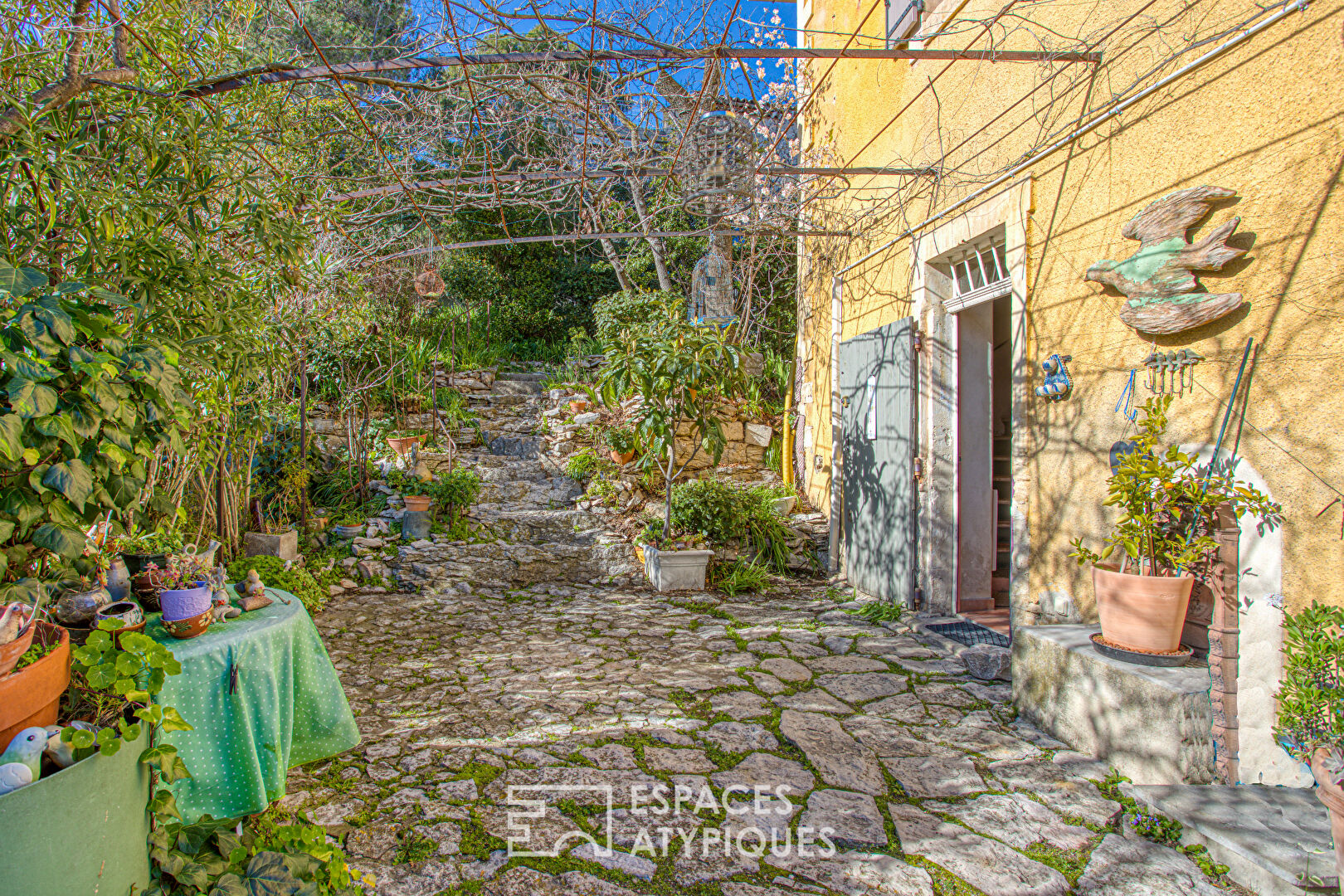 La maison du peintre et son jardin empli de fantaisie