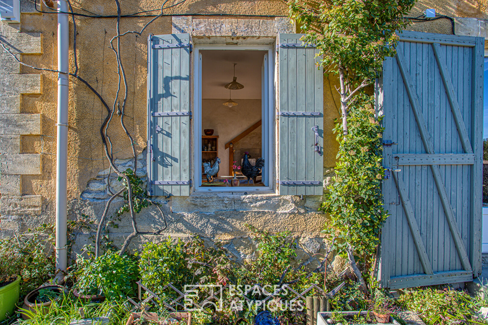 La maison du peintre et son jardin empli de fantaisie