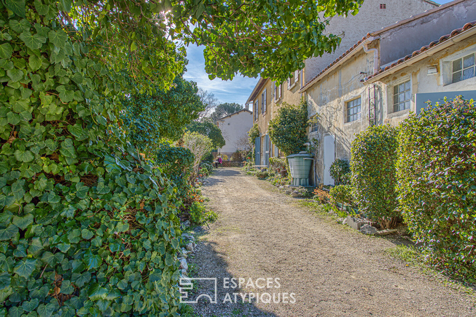 La maison du peintre et son jardin empli de fantaisie