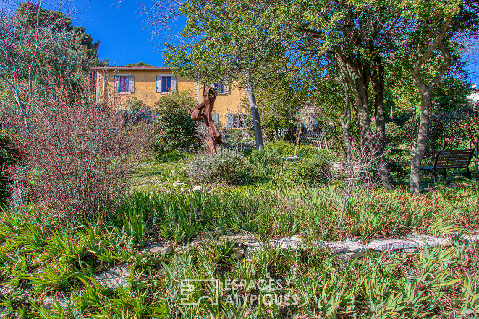 La maison du peintre et son jardin empli de fantaisie