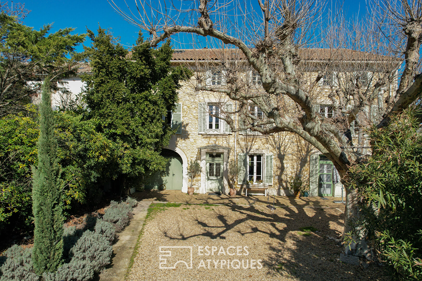 Mansion and its hidden garden in the heart of Vedène