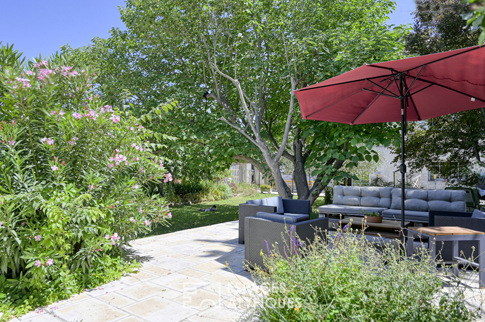 Maison de maître et son jardin caché au coeur de Vedène