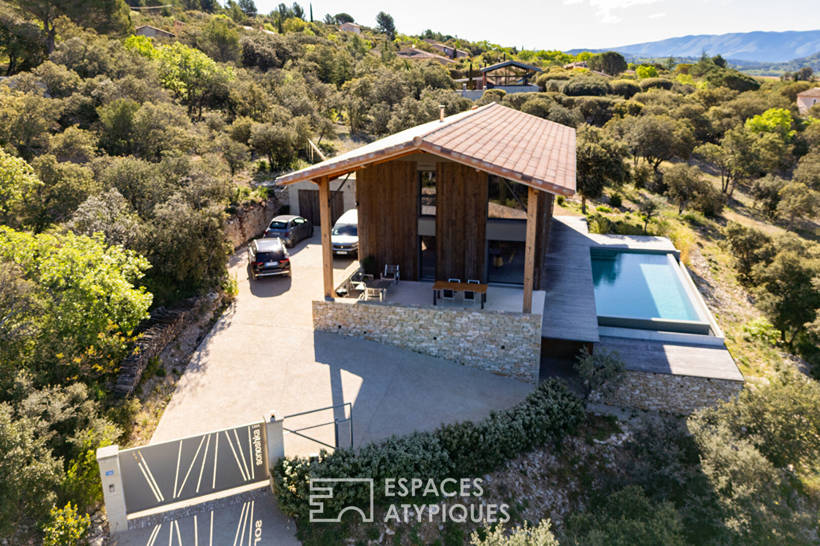 High-end passive house with panoramic views of the Luberon