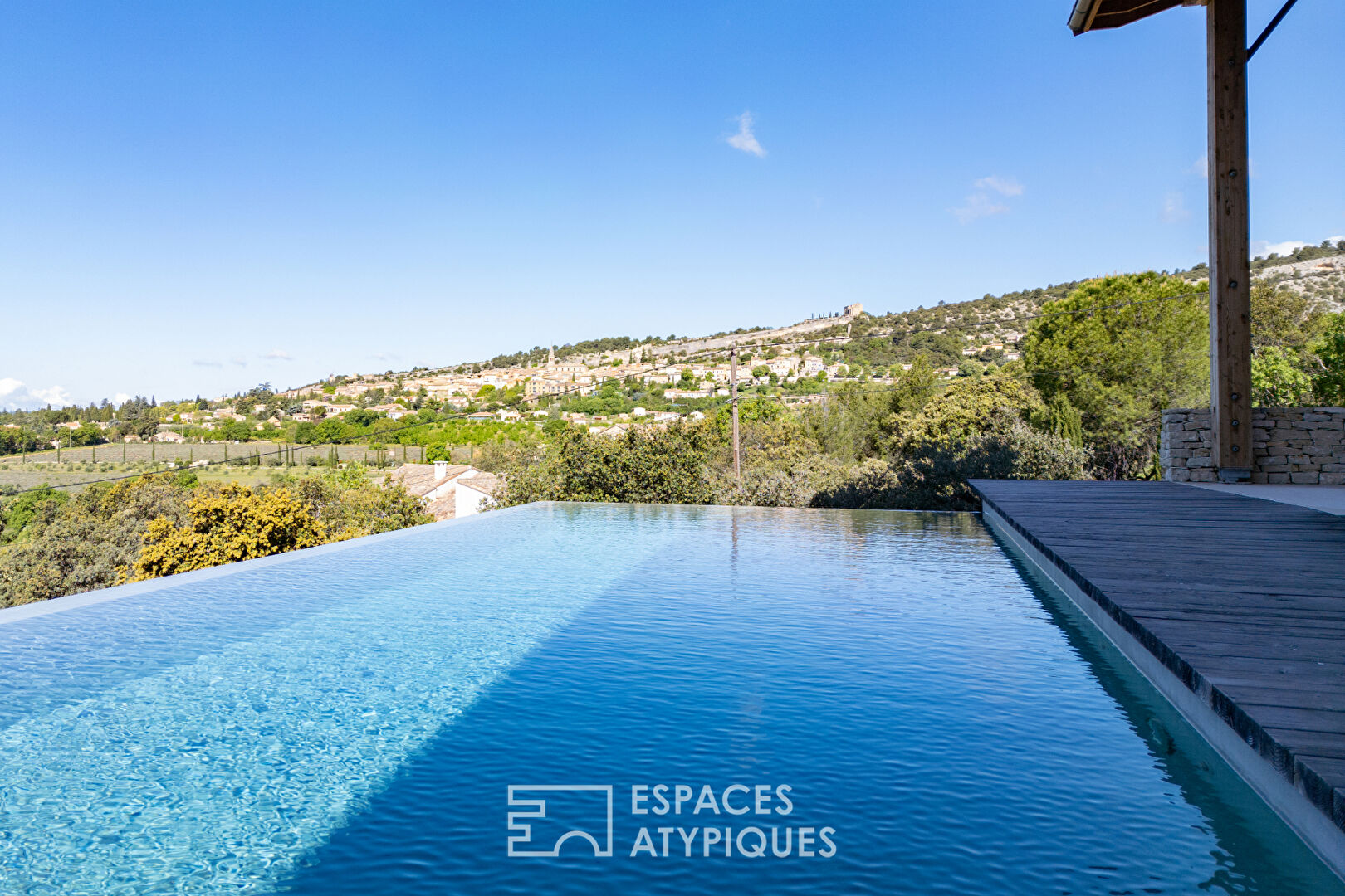 High-end passive house with panoramic views of the Luberon