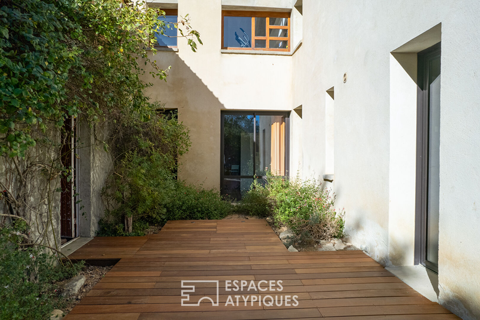 Écrin contemporain au coeur du Luberon avec vue panoramique