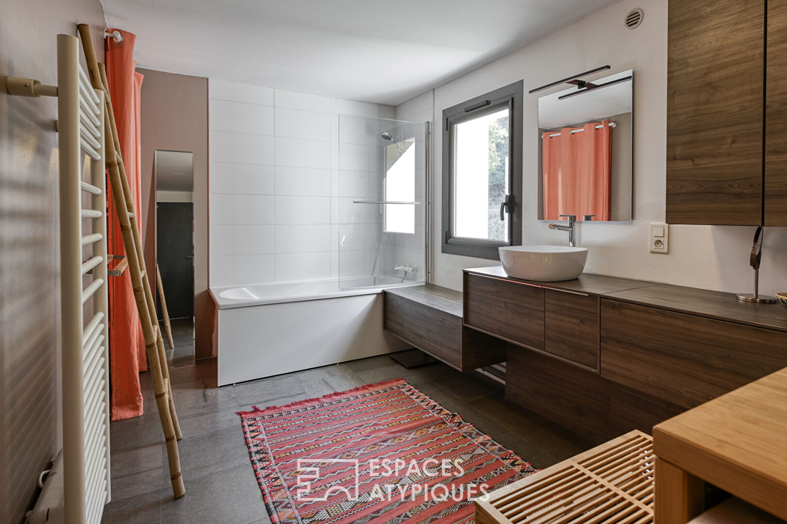 Écrin contemporain au coeur du Luberon avec vue panoramique