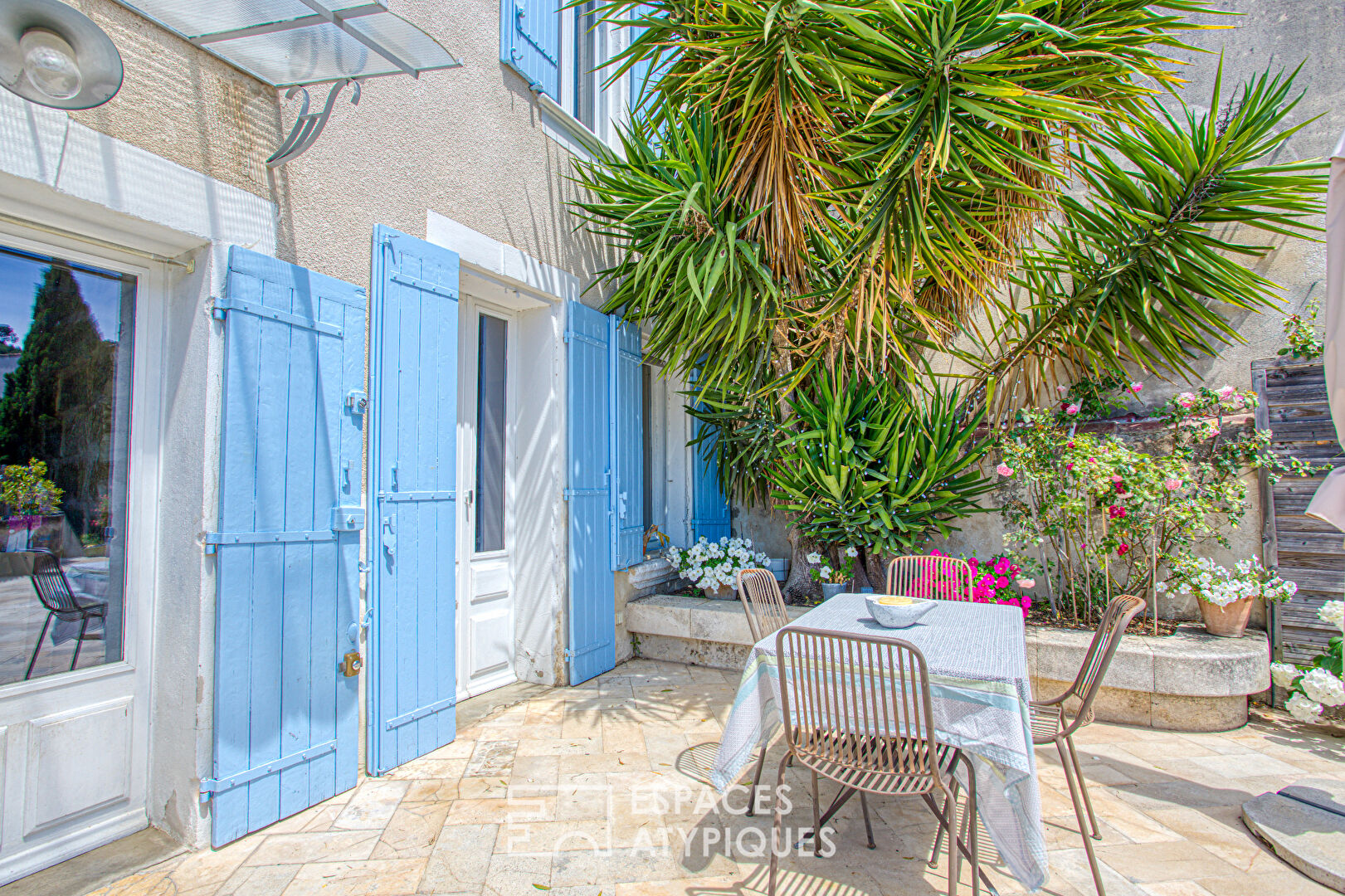 Maison perchée dans le bleu de Provence