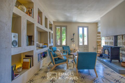 Maison perchée dans le bleu de Provence