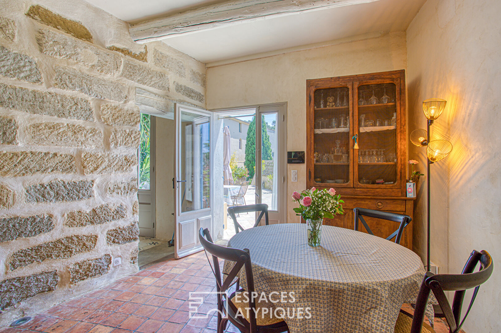 Maison perchée dans le bleu de Provence