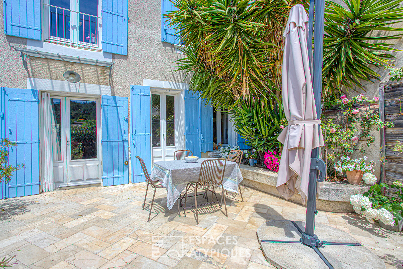 Maison perchée dans le bleu de Provence
