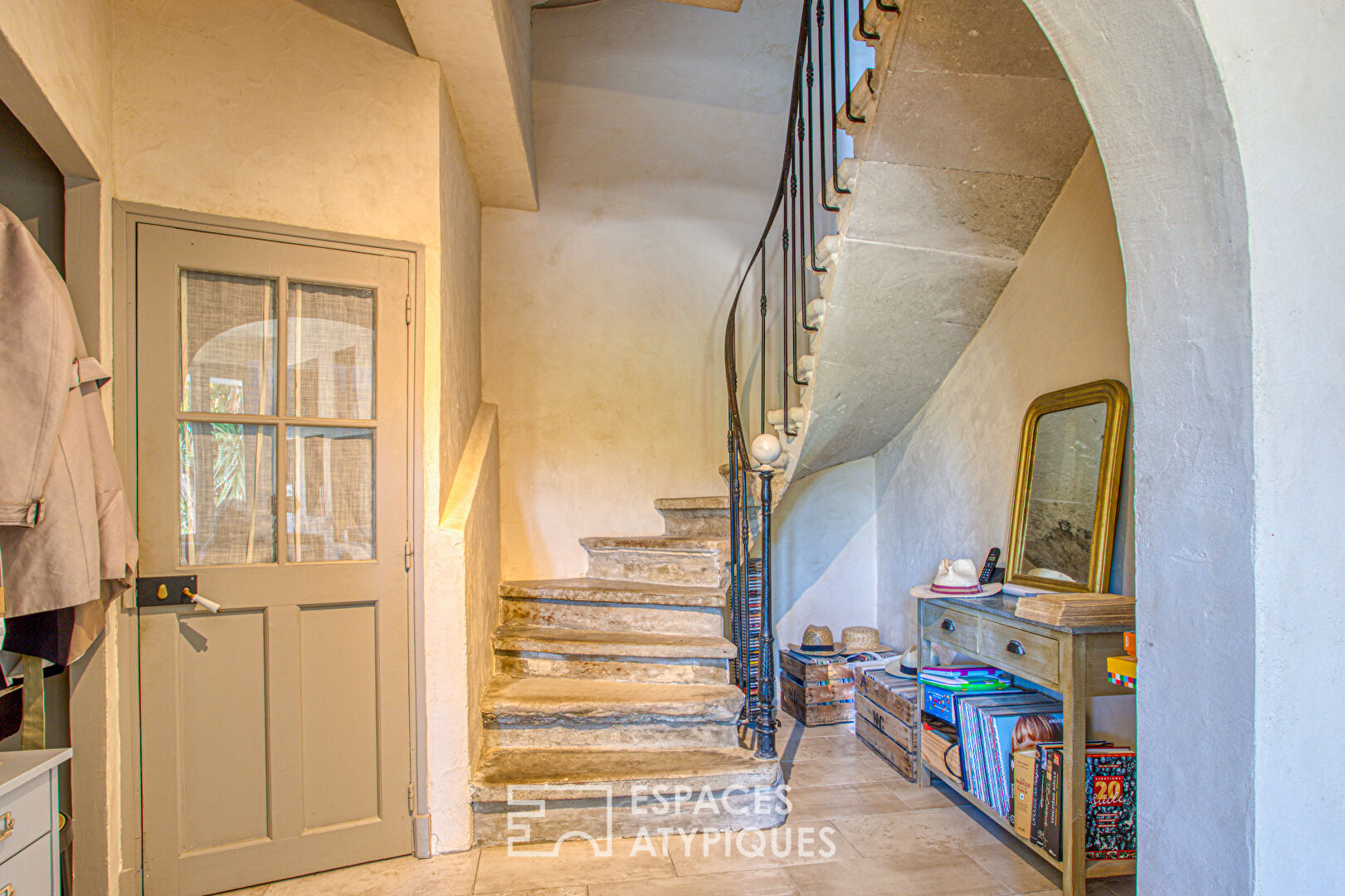 Maison perchée dans le bleu de Provence