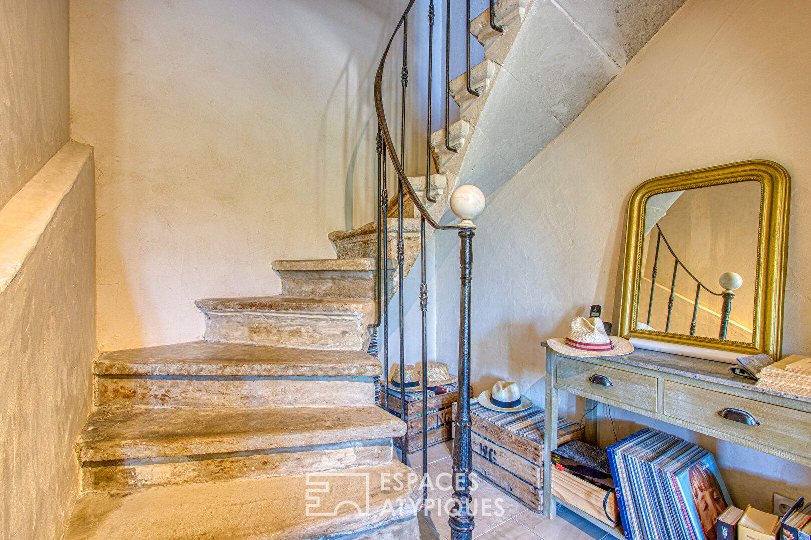 Maison perchée dans le bleu de Provence