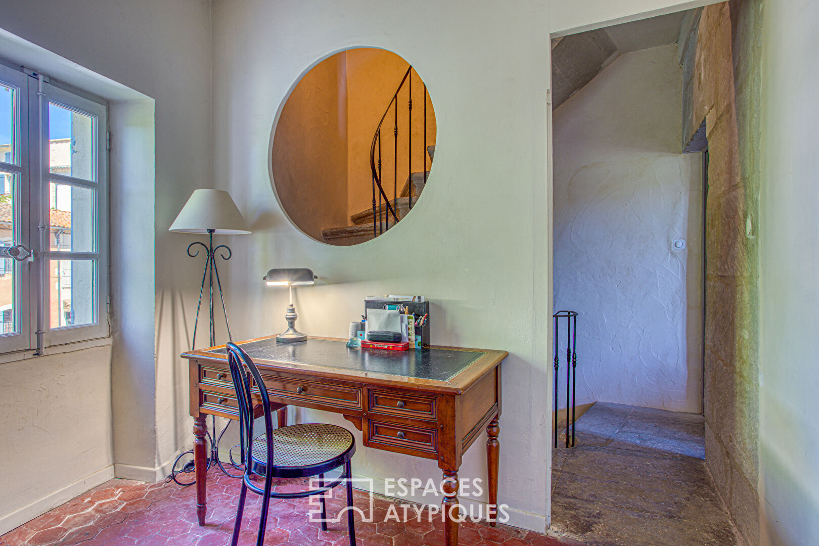 Maison perchée dans le bleu de Provence