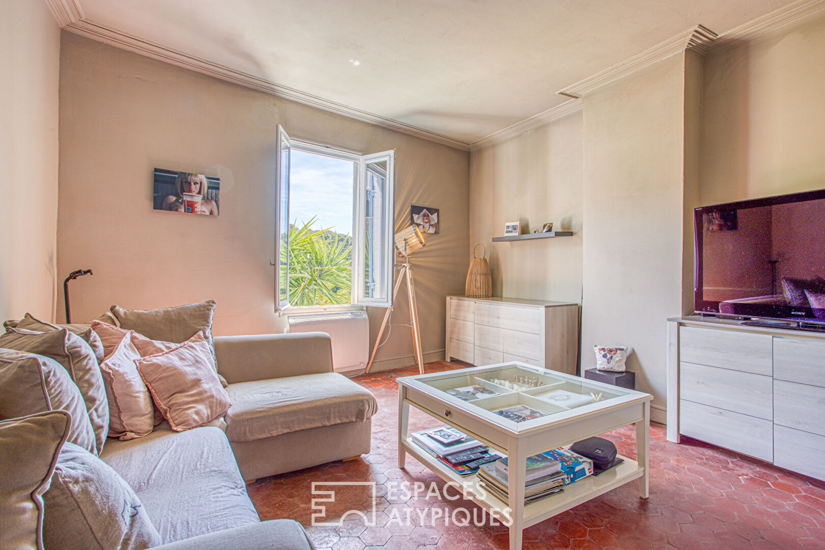Maison perchée dans le bleu de Provence