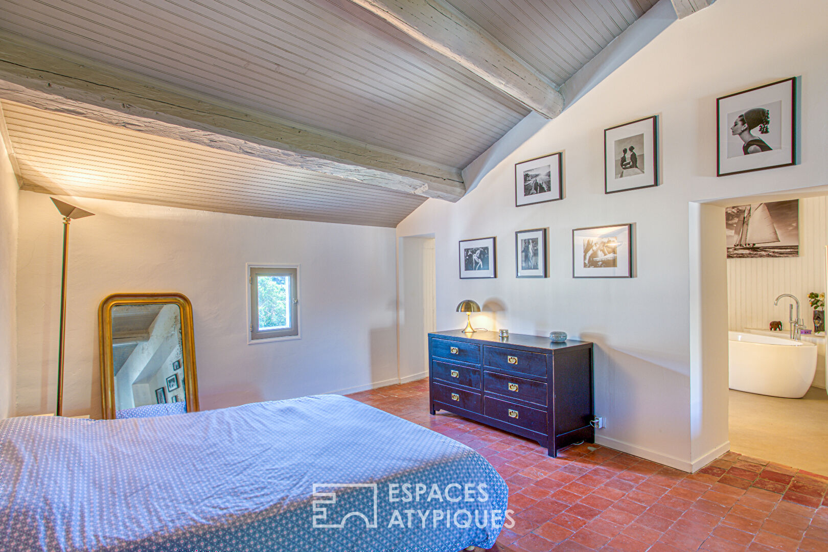 Maison perchée dans le bleu de Provence