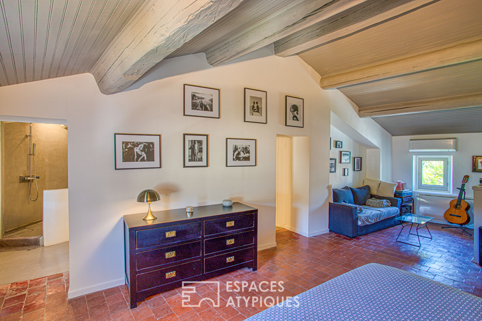 Maison perchée dans le bleu de Provence