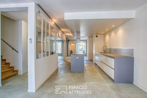 House with industrial touches with its two terraces and garage