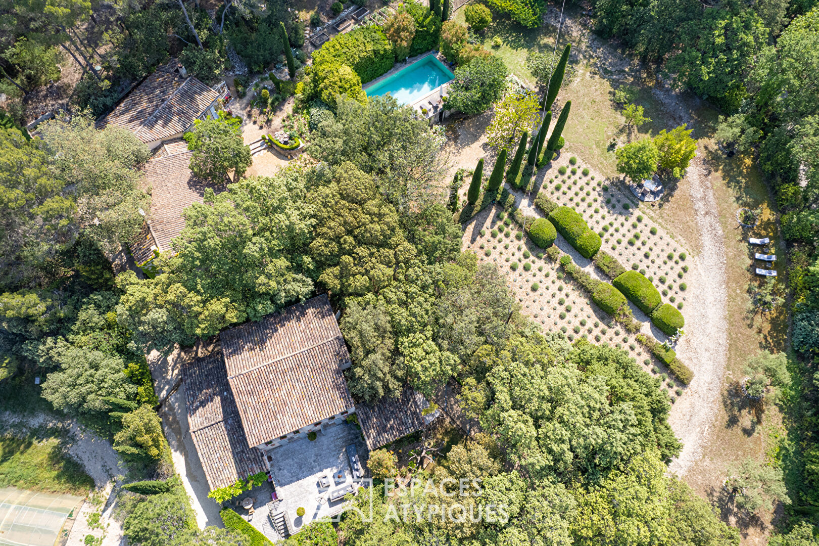 Duo de maisons avec piscine et son parc idyllique