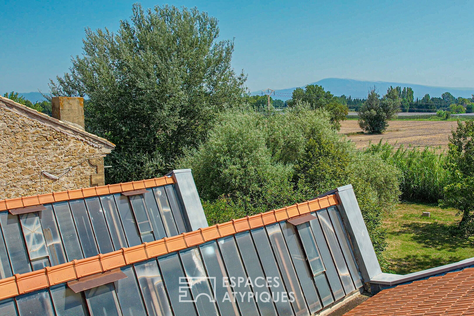 Multi-purpose space in a former factory on the banks of the Sorgue