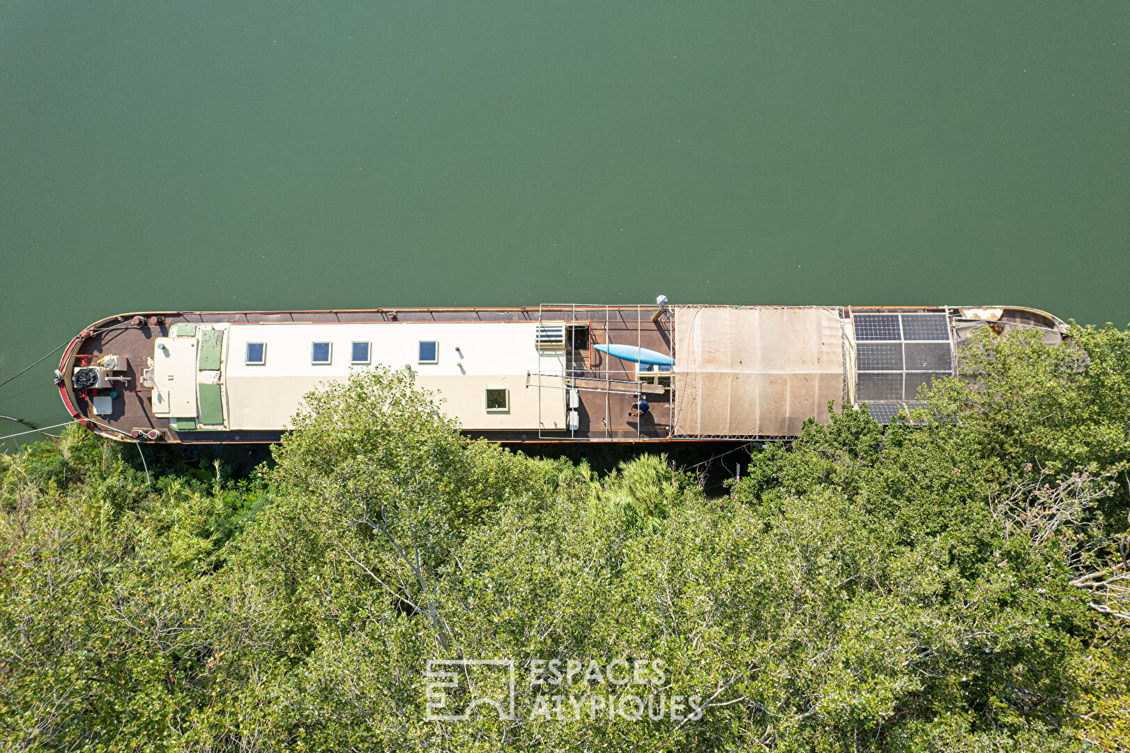 Maison sur l'eau aux portes de la cité des Papes