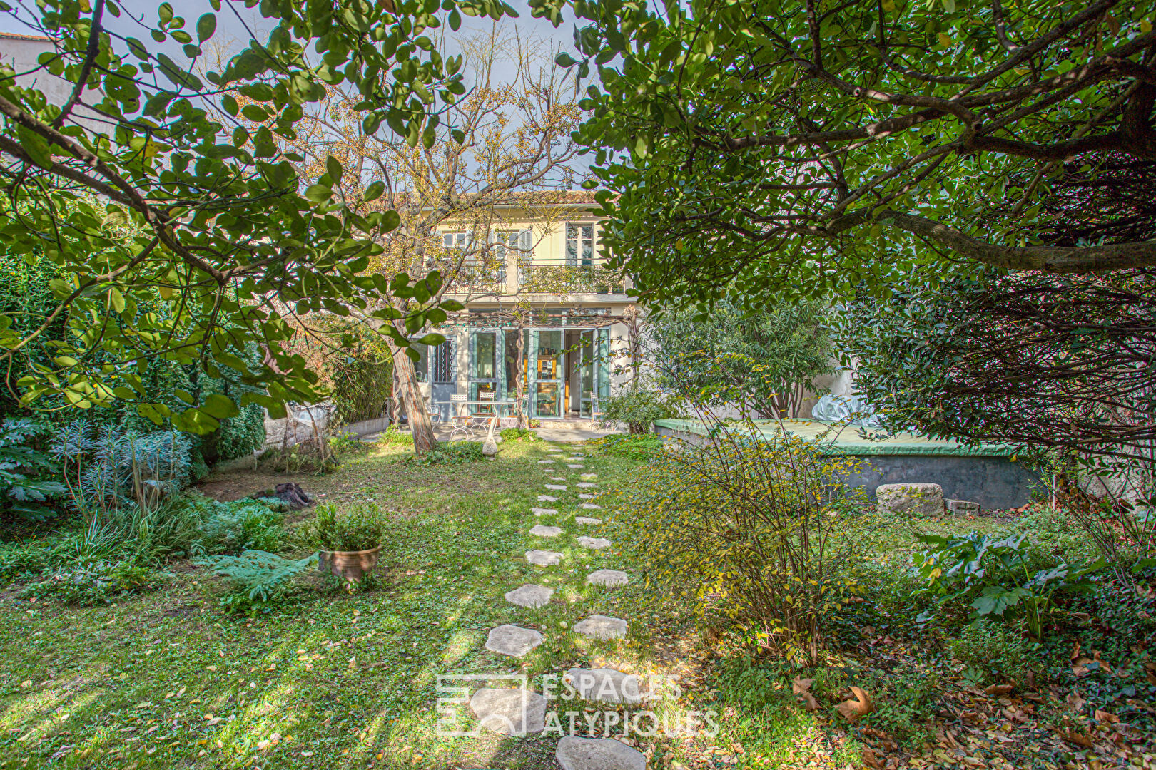 Charming house close to the historic center with garden and pond