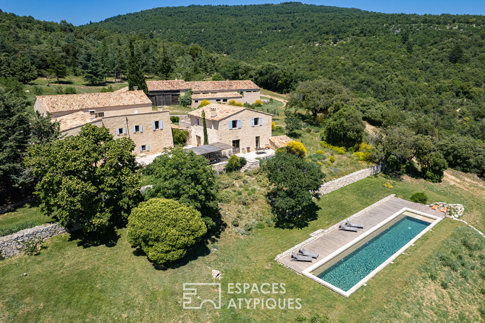 Rénovation sans fautes pour ce hameau à la vue exceptionnelle sur le Luberon