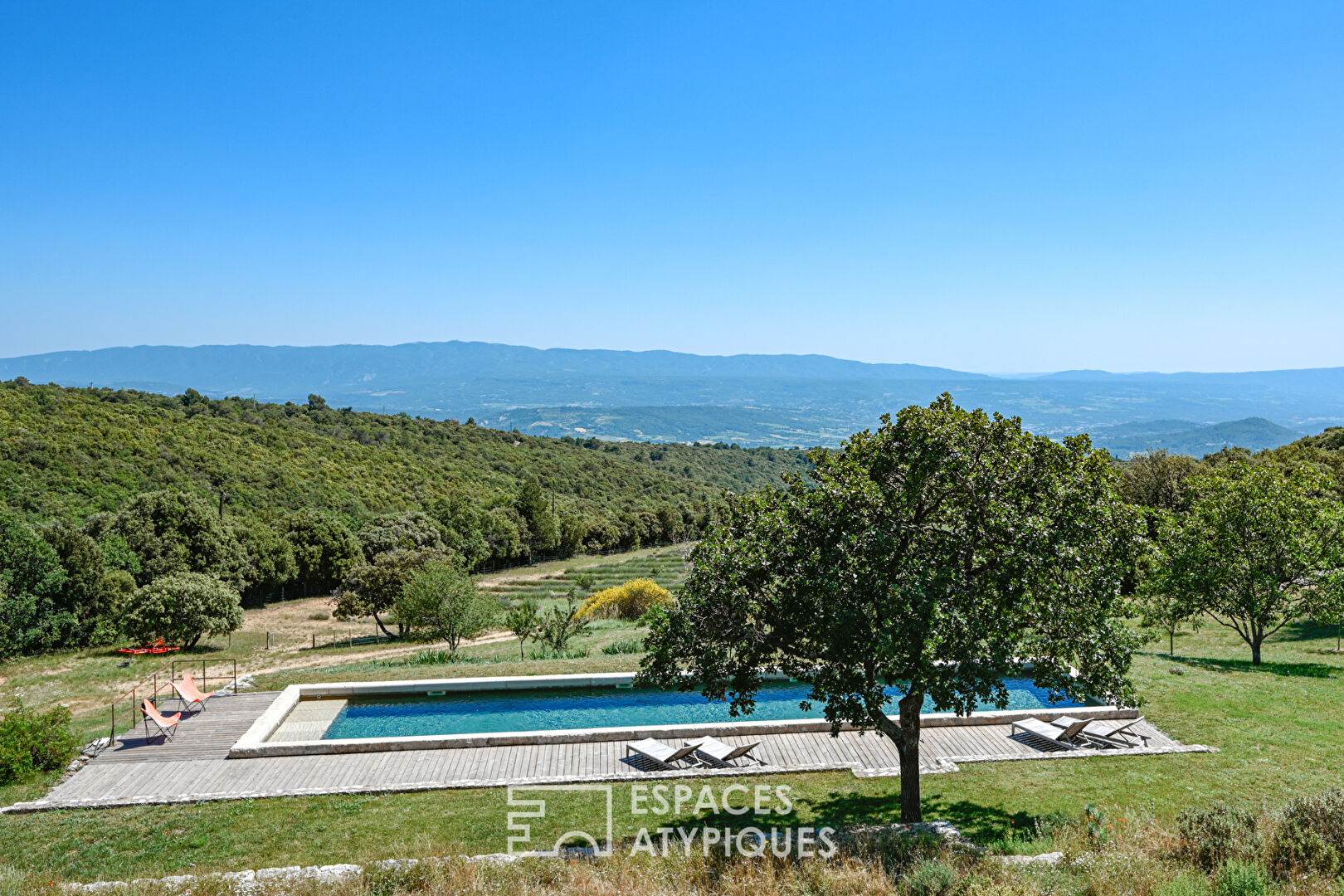 Rénovation sans fautes pour ce hameau à la vue exceptionnelle sur le Luberon
