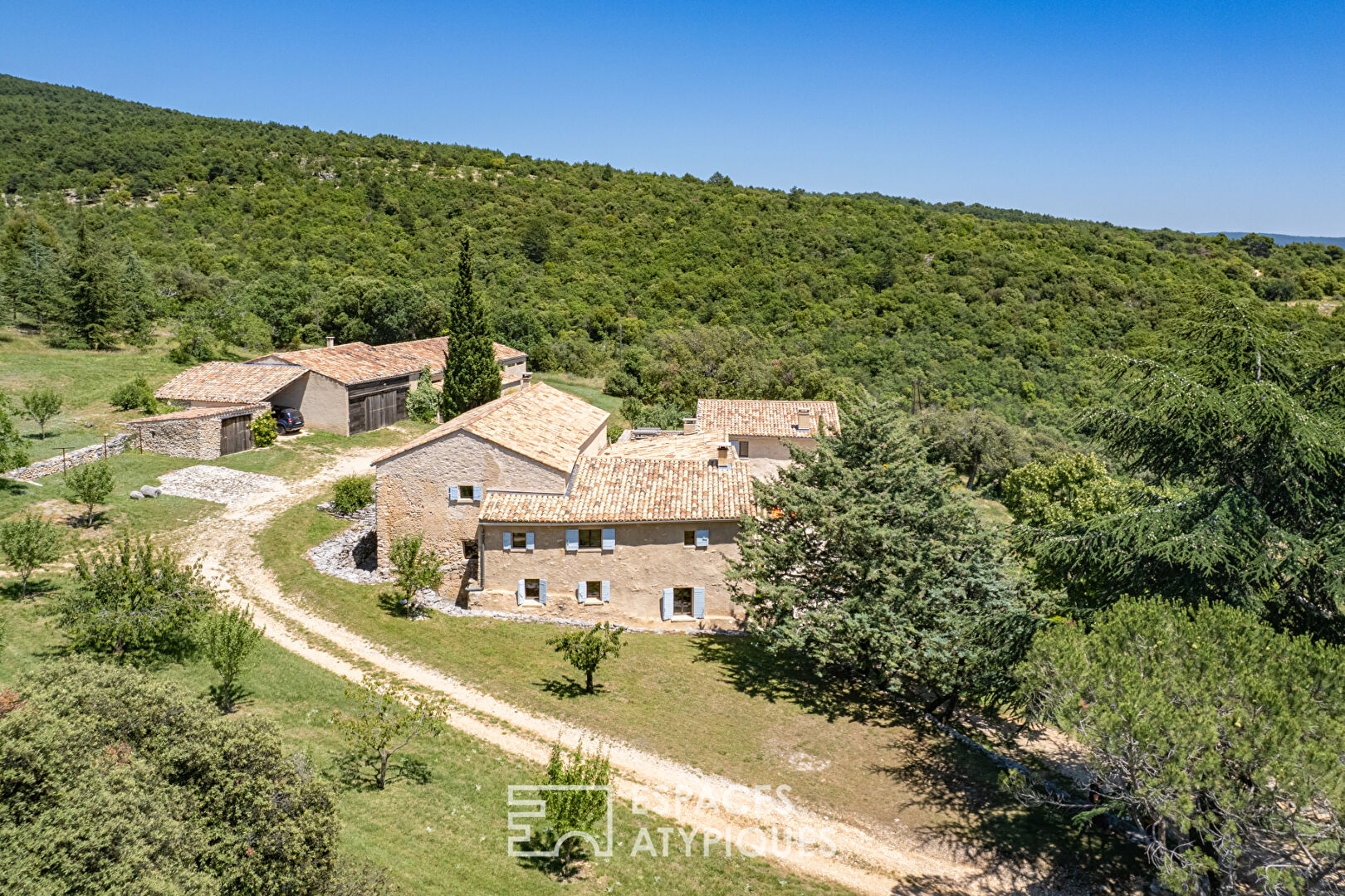 Rénovation sans fautes pour ce hameau à la vue exceptionnelle sur le Luberon