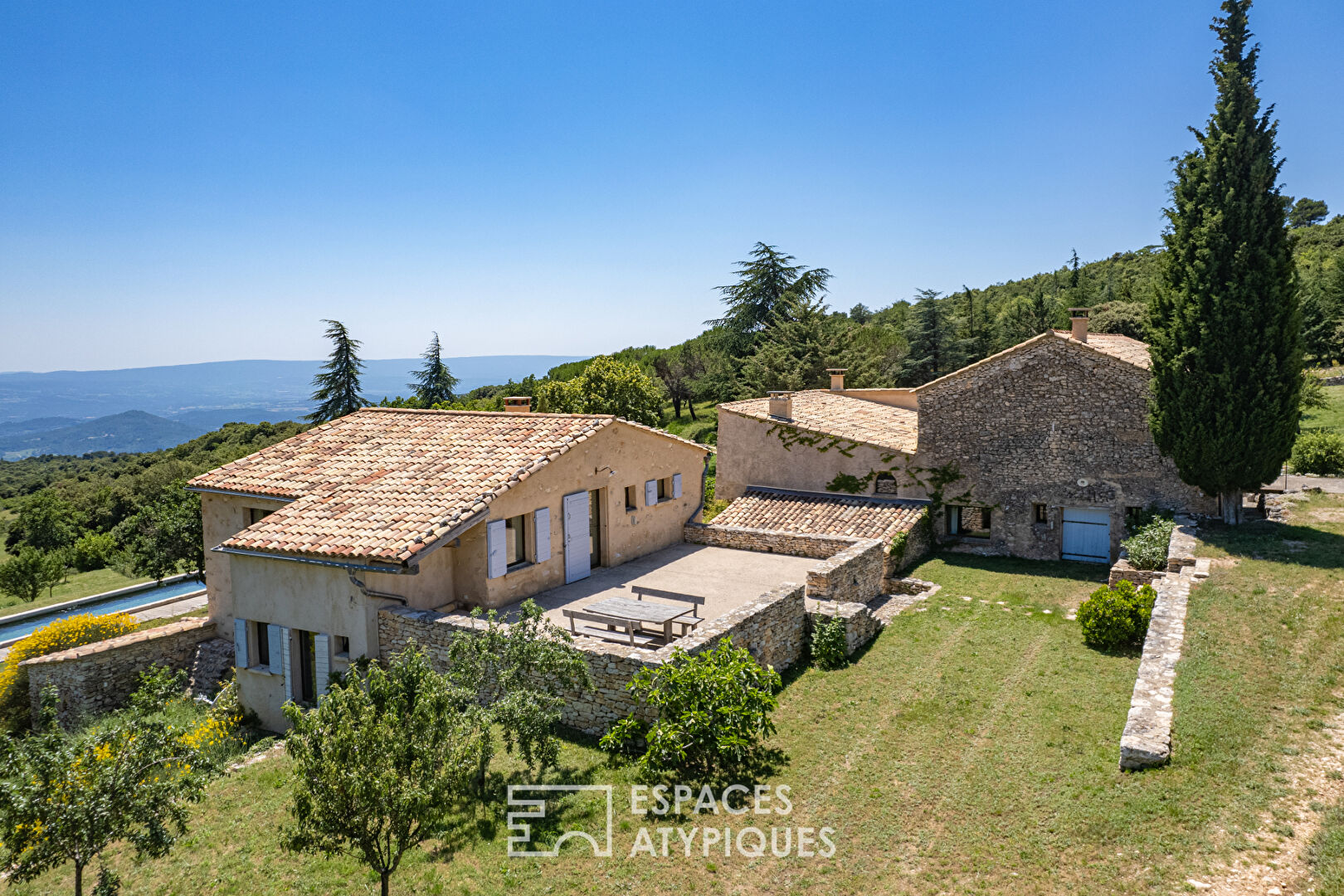 Rénovation sans fautes pour ce hameau à la vue exceptionnelle sur le Luberon