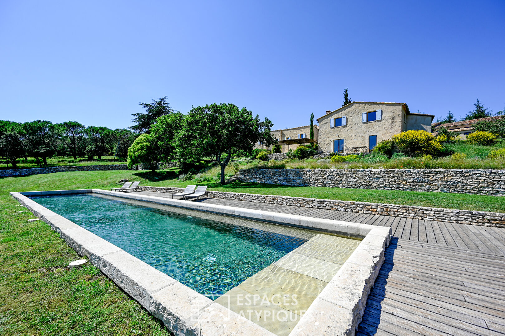 Rénovation sans fautes pour ce hameau à la vue exceptionnelle sur le Luberon