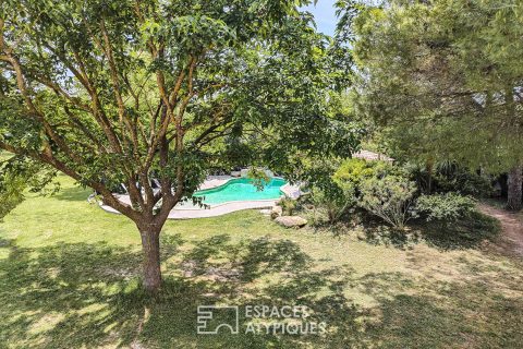 Rénovation de qualité dans un parc verdoyant avec piscine