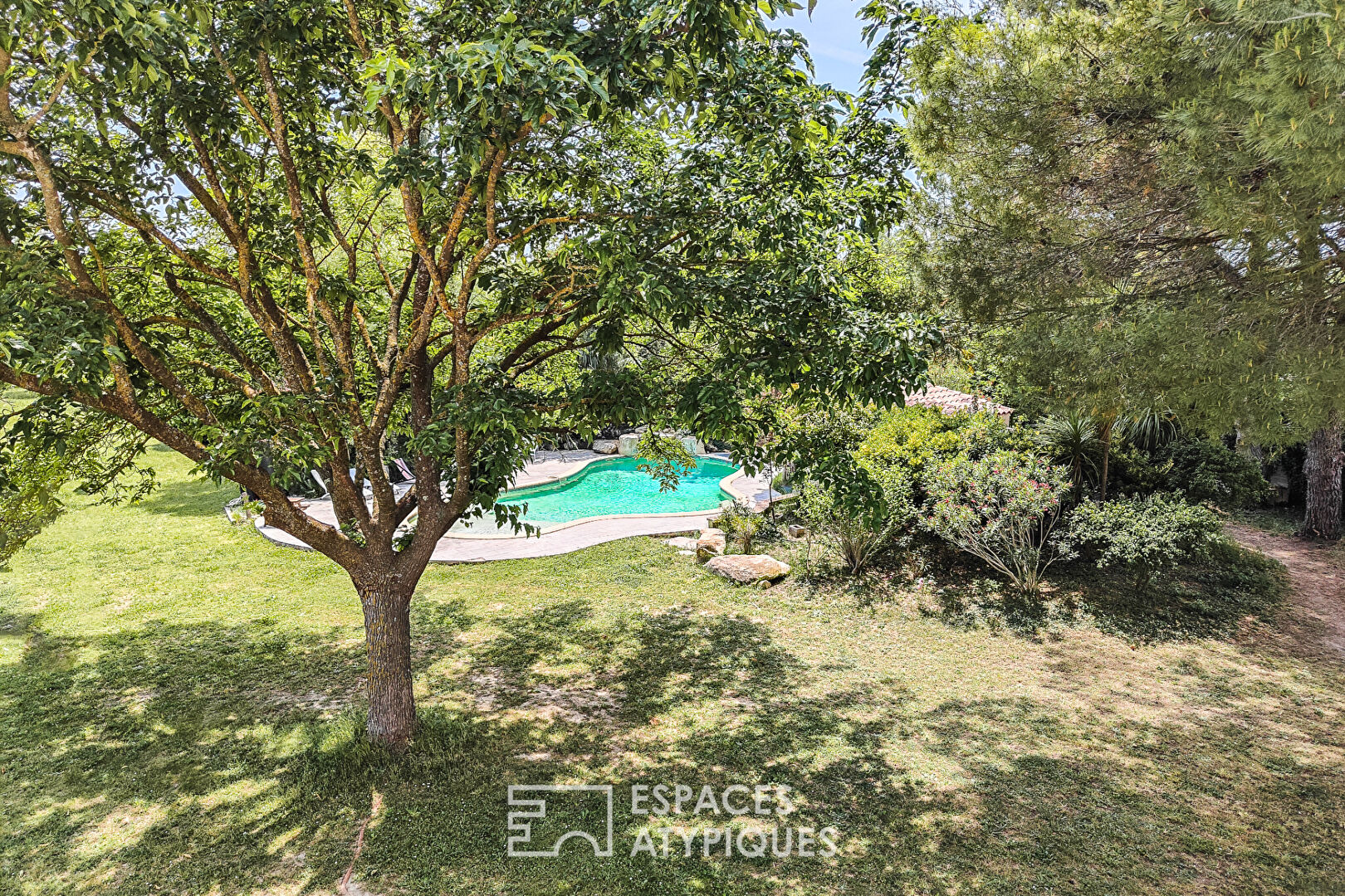 Rénovation de qualité dans un parc verdoyant avec piscine