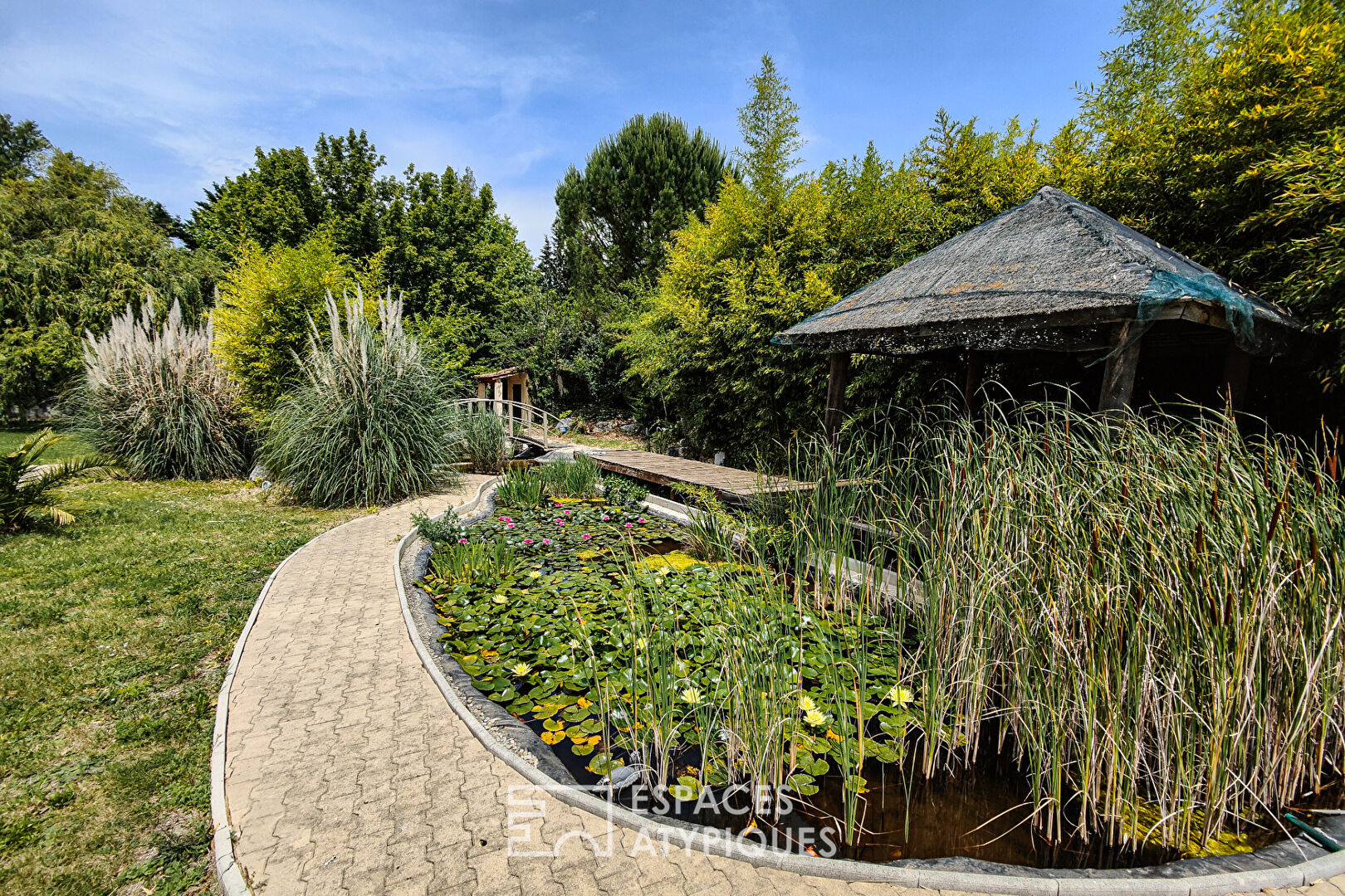 Rénovation de qualité dans un parc verdoyant avec piscine