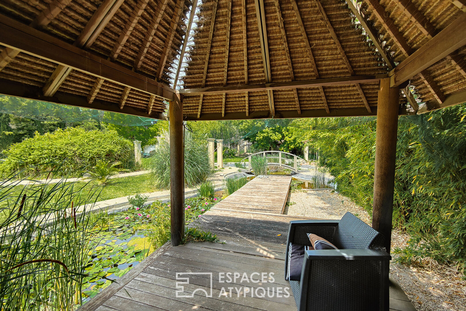 Rénovation de qualité dans un parc verdoyant avec piscine