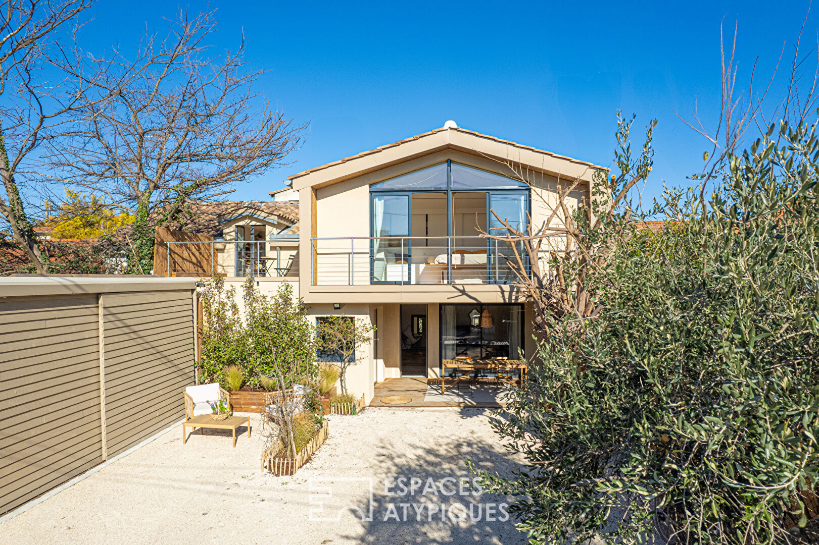 Maison contemporaine avec jardin et terrasses