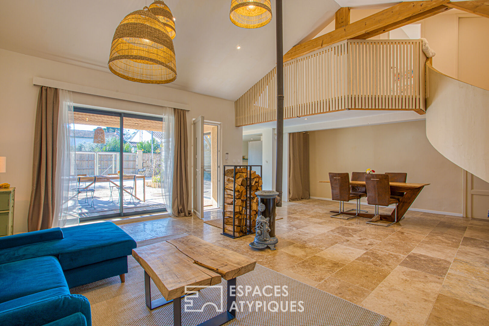 Maison contemporaine avec jardin et terrasses