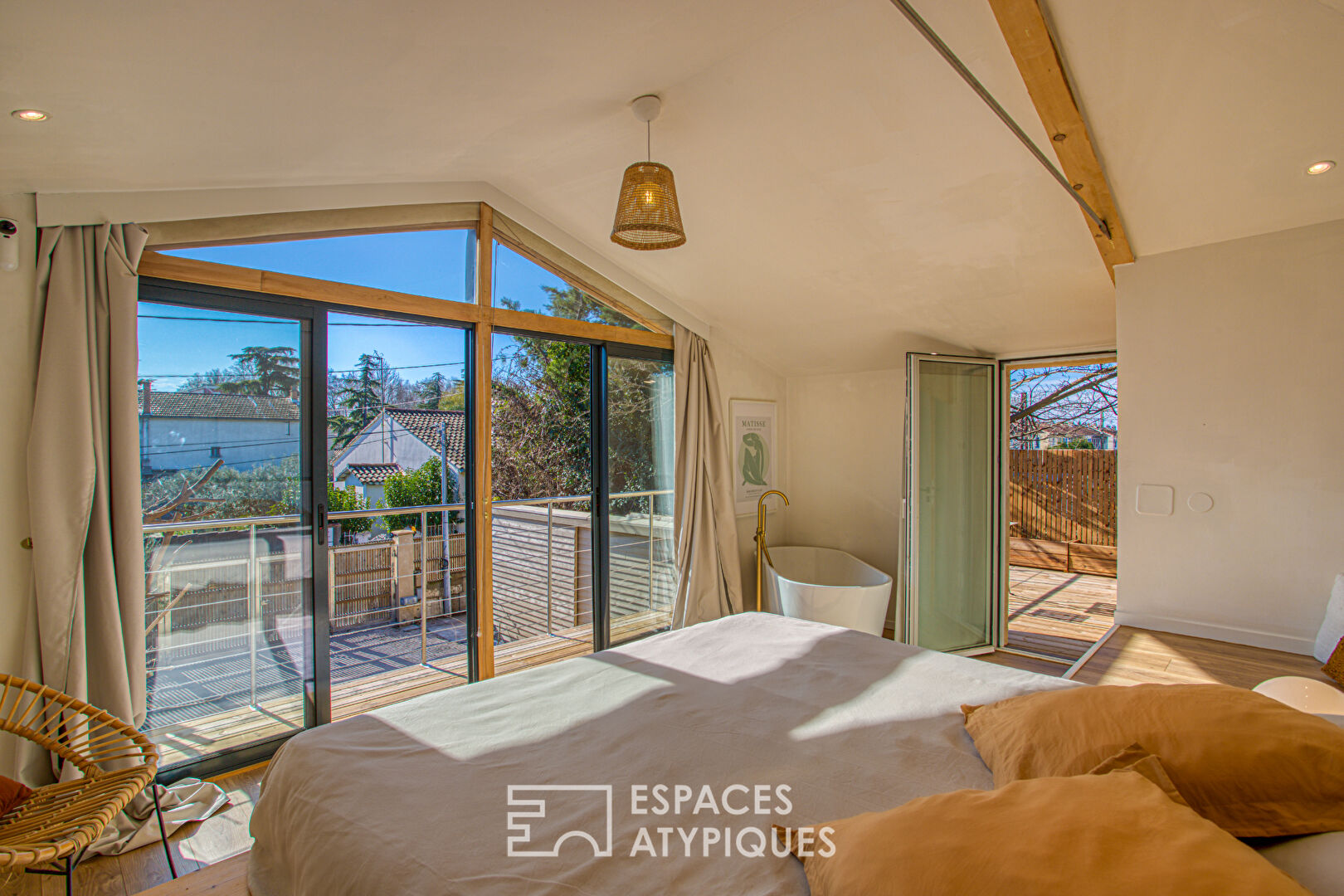 Maison contemporaine avec jardin et terrasses