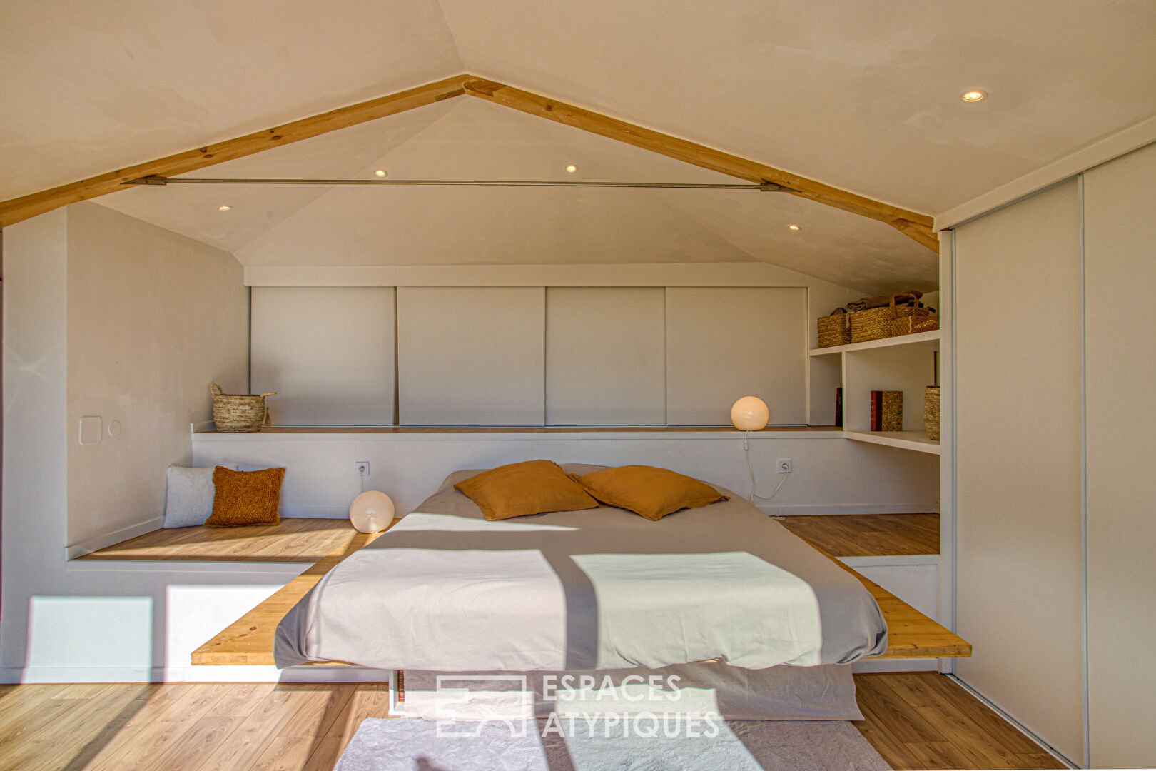 Maison contemporaine avec jardin et terrasses